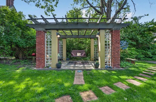 Central Hyde Park Cottage | SOCCER/FOOTBL friendly-CLOSE to PubTransp-2 BR/2 BA CarHseApt,Off-str &GarPrking