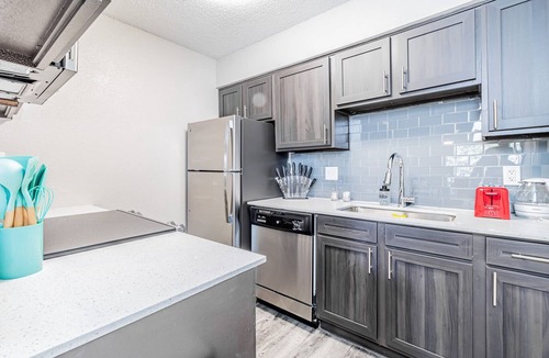 Dawson Apartment | SoCo 1BR suite, king bed, close to Downtown w pool