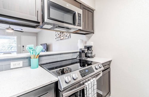 Dawson Apartment | SoCo 1BR suite, king bed, close to Downtown w pool