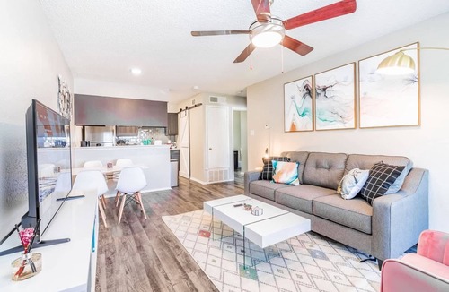 Dawson Apartment | SoCo 1BR suite, king bed, close to Downtown w pool