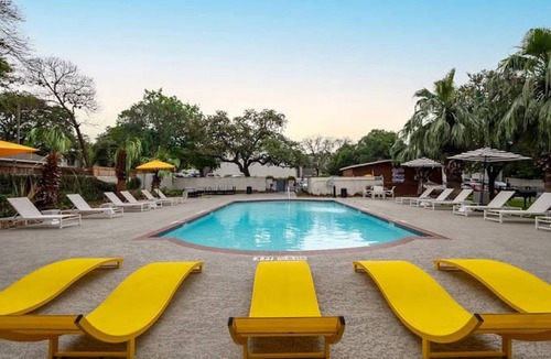 Dawson Apartment | Soco 2BR Comfy Suite w Pool King bed Fast Wifi