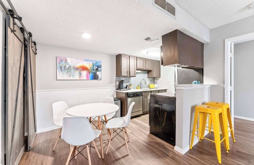 Dawson Apartment | SoCo 2BR corner suite, king bed, fast WiFi w/pool
