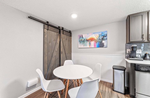 Dawson Apartment | SoCo 2BR corner suite, king bed, fast WiFi w/pool