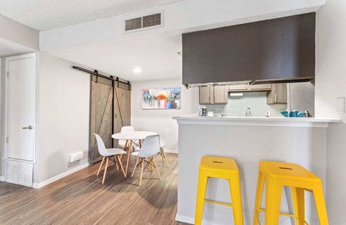 Dawson Apartment | SoCo 2BR corner suite, king bed, fast WiFi w/pool