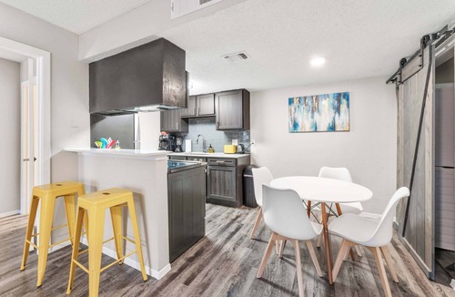 Dawson Apartment | SoCo 2BR cozy suite, king bed, fast WiFi w/pool