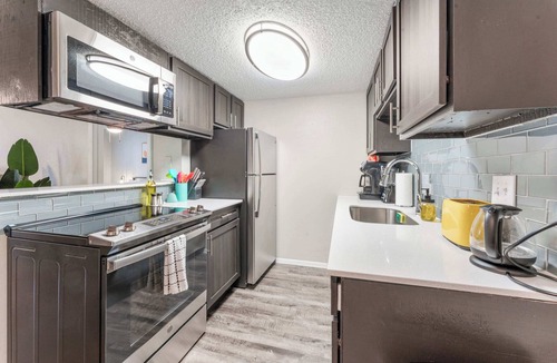 Dawson Apartment | SoCo 2BR cozy suite, king bed, fast WiFi w/pool