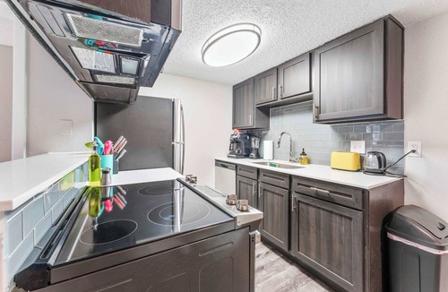 Dawson Apartment | SoCo 2BR cozy suite, king bed, fast WiFi w/pool