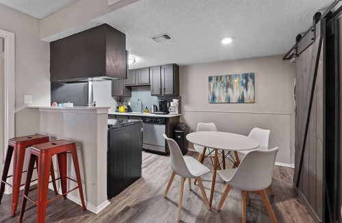 Dawson Apartment | SoCo 2BR warm suite, king bed, fast WiFi w/pool