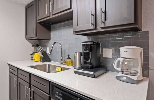 Dawson Apartment | SoCo 2BR warm suite, king bed, fast WiFi w/pool
