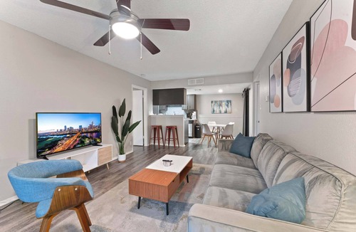 Dawson Apartment | SoCo 2BR warm suite, king bed, fast WiFi w/pool