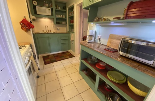 South River City House | Soco Bungalow off South Congress - Location! Trees and Quiet Comfy for 1-3