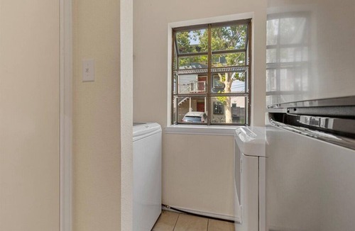 South Congress Condo | SoCo Condo, 2br/2ba, updated bright space with great pool + parking!
