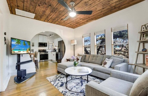 Bouldin House | SoCo - Creekside Bungalow