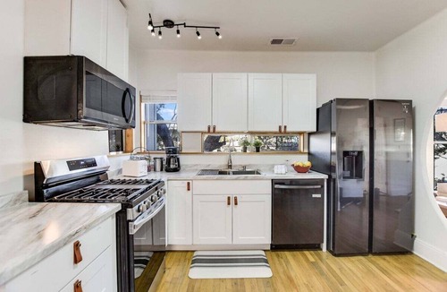 Bouldin House | SoCo - Creekside Bungalow