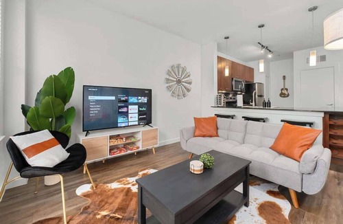 Downtown Austin Apartment | SoCo Dream Stay | Rooftop, Pool, Gym, Central Loc