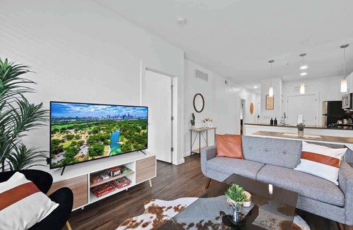 Downtown Austin Apartment | SoCo Gem | Pool, Gym, Rooftop, Parking, Walk to DT