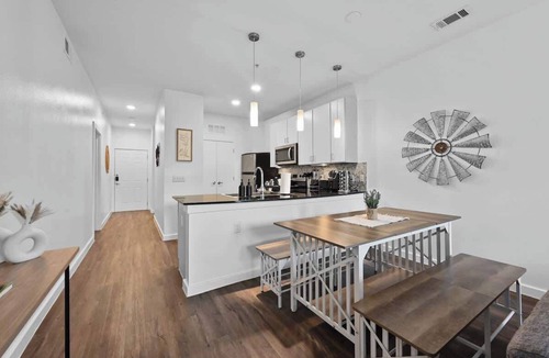 Downtown Austin Apartment | SoCo Gem | Pool, Gym, Rooftop, Parking, Walk to DT