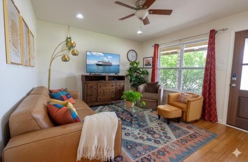 South Manchaca House | SoCo Greenery Home for Long Stays with Spacious Fenced Yard & Ameniites