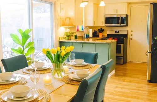 South Manchaca House | SoCo Greenery Home for Long Stays with Spacious Fenced Yard & Ameniites