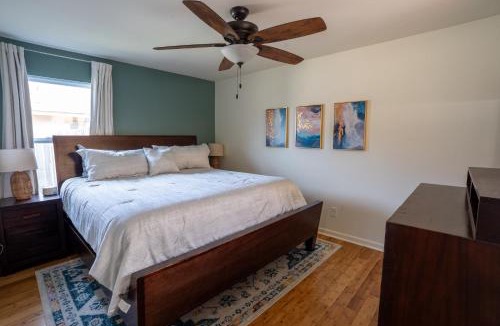 South Manchaca House | SoCo Greenery Home for Long Stays with Spacious Fenced Yard & Ameniites
