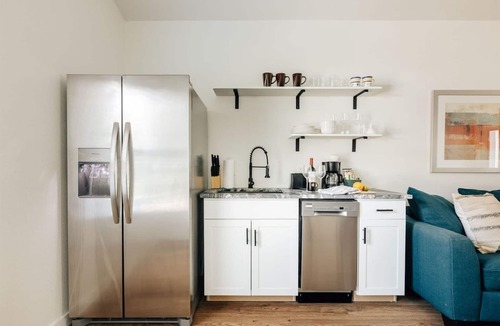 Sweetbriar House | SoCo Modern Stay ❤️ Affordable Comfort Local Art Rain Shower