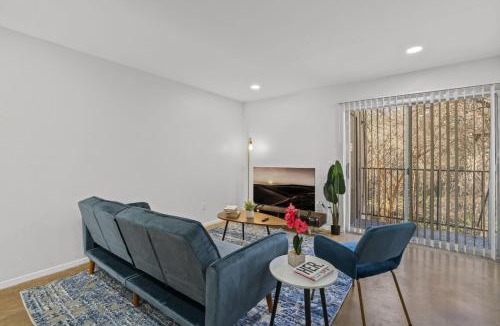 Bouldin Apartment | SOCO Park view The Perfect Location Free Pkg