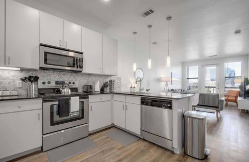 Downtown Austin Apartment | SoCo Riverside Retreat | Pool Gym | Unbeatable Loc