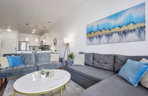Downtown Austin Apartment | SoCo Riverside Retreat | Pool Gym | Unbeatable Loc