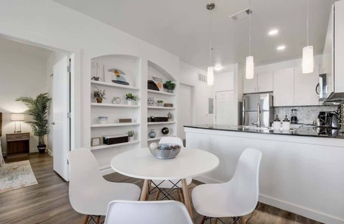 Downtown Austin Apartment | SoCo Riverside Retreat | Pool Gym | Unbeatable Loc