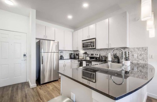 Downtown Austin Apartment | SoCo Riverside Retreat | Pool Gym | Unbeatable Loc