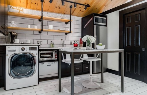 Oak Lawn Cottage | Socozyluxe Studio in Uptown/Oak Lawn - Check-in to Cozy & Checkout in Style!