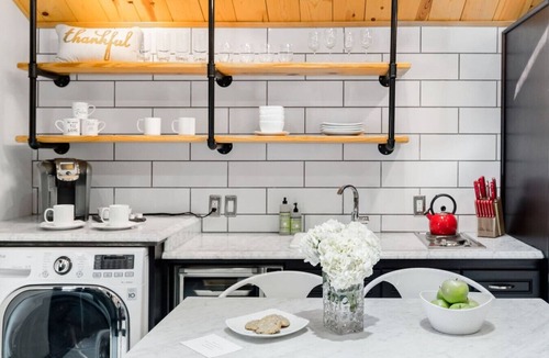 Oak Lawn Cottage | Socozyluxe Studio in Uptown/Oak Lawn - Check-in to Cozy & Checkout in Style!