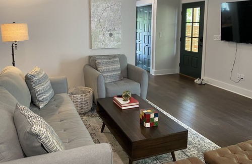 Fayetteville Cottage | SoFay Cottage on College - Walkable to U of A and Downtown Square.