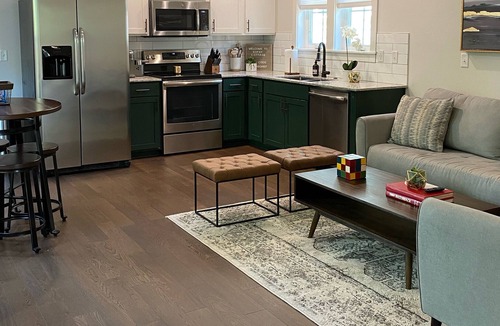 Fayetteville Cottage | SoFay Cottage on College - Walkable to U of A and Downtown Square.