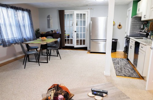 Woburn Apartment | SOFIMA-Cozy and Charming 2-bedroom apartment!