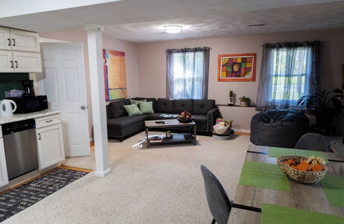 Woburn Apartment | SOFIMA-Cozy and Charming 2-bedroom apartment!