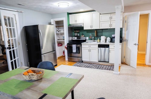 Woburn Apartment | SOFIMA-Cozy and Charming 2-bedroom apartment!