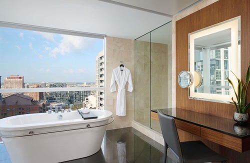 Rush and Division Hotel | Sofitel Chicago Magnificent Mile