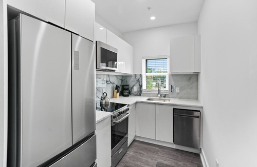 SoHo Apartment | SoHo/Hyde Park Luxury 1 BR Aptn