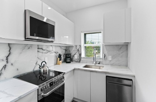 SoHo Apartment | SoHo/Hyde Park Luxury 1 BR Aptn