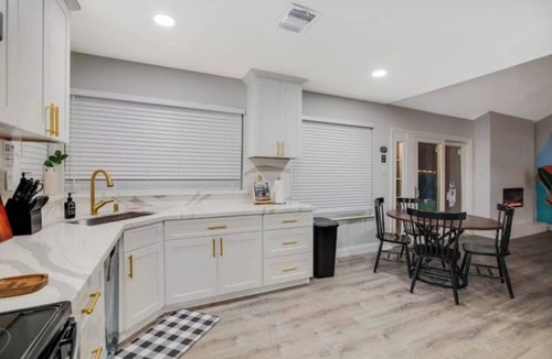 Clodine House | SoHo Retreat-5BRS home-Pool Patio Deck-Houston