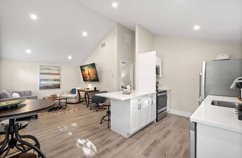 Courier City - Oscawana House | Soho Suite by Brightwild Steps to Soho