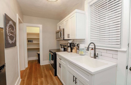 Ghent Apartment | Sojourn at Colley Manor Unit 4