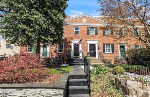 Northeast Alexandria House | Sojourn Old Town Perfection with Fire Pit and Parking