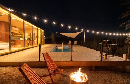 Oakhurst House | Sol - Hilltop Mirror Cabin, Pool, Sunset Views