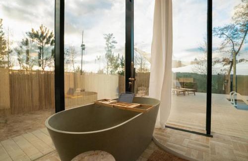 Oakhurst House | Sol - Hilltop Mirror Cabin, Pool, Sunset Views