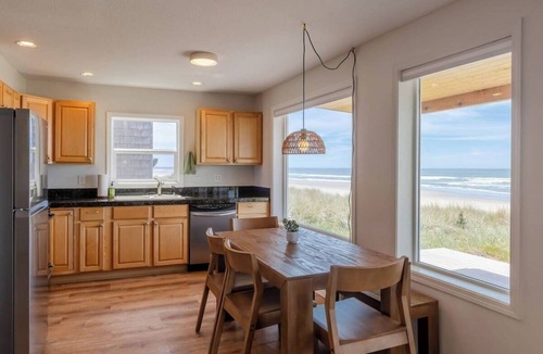 Tierra Del Mar House | Sol Luna-Beachfront, hot tub, VIEWS, dog OK