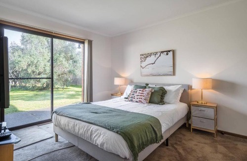 Dromana House | Solander's Retro Residence - By the Beach Group Stay