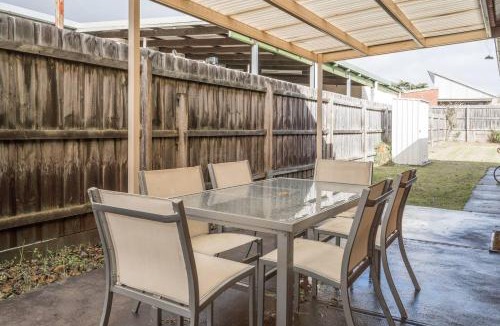 Dromana House | Solander's Retro Residence - By the Beach Group Stay