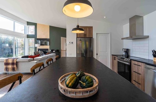 Les Eboulements Ski Chalet | Solar 79: Hot Tub, Terrace & Panoramic Views